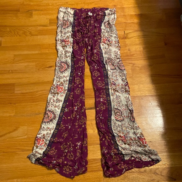 Billabong Pants - Women’s Billabong pants. Purple/cream. Size M